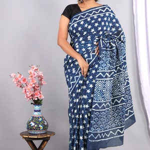 Indische Frauen tragen Handblock Bagru Print Baumwolle Saree / Sari Baumwolle Saree mit Bluse Gedruckte Saree Geschenke für Mütter Schwester und Liebe einmal Bild 4