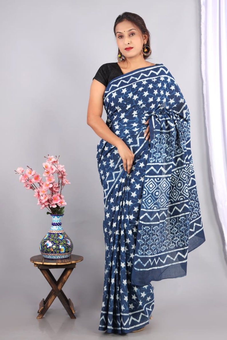 Indische Frauen tragen Handblock Bagru Print Baumwolle Saree / Sari Baumwolle Saree mit Bluse Gedruckte Saree Geschenke für Mütter Schwester und Liebe einmal Bild 4