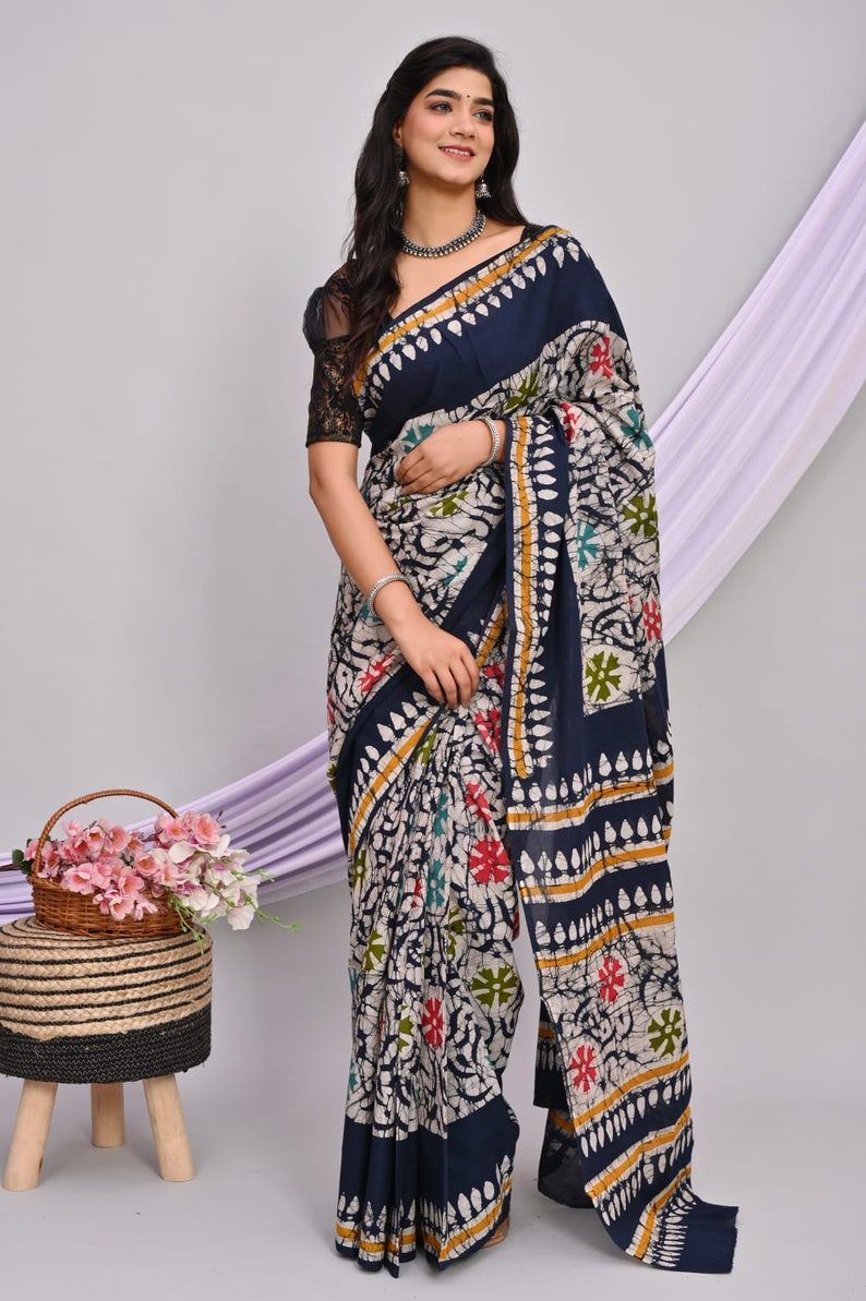 Indische Frauen tragen Handblock Bagru Print Baumwolle Saree / Sari Baumwolle Saree mit Bluse Gedruckte Saree Geschenke für Mütter Schwester und Liebe einmal Bild 3