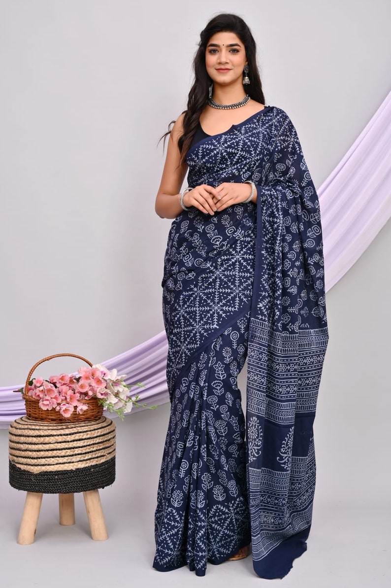 Indische Frauen tragen Handblock Bagru Print Baumwolle Saree / Sari Baumwolle Saree mit Bluse Gedruckte Saree Geschenke für Mütter Schwester und Liebe einmal Bild 7