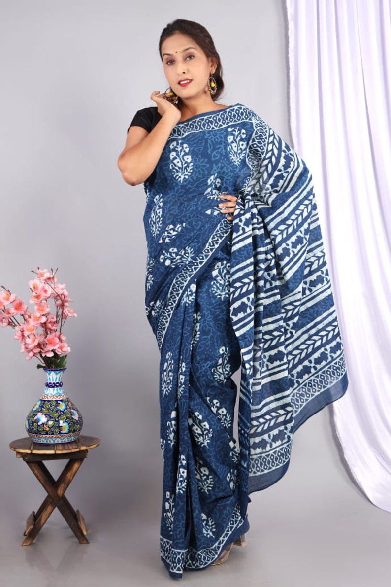 Indische Frauen tragen Handblock Bagru Print Baumwolle Saree / Sari Baumwolle Saree mit Bluse Gedruckte Saree Geschenke für Mütter Schwester und Liebe einmal Bild 5