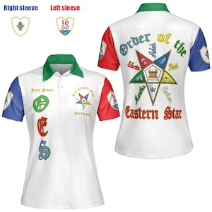 Puede incluir: Polo blanco con cuello y mangas verdes. Presenta el texto "Order of the Eastern Star" y un emblema de estrella en la espalda. La parte delantera tiene texto y símbolos, con mangas azules y rojas.