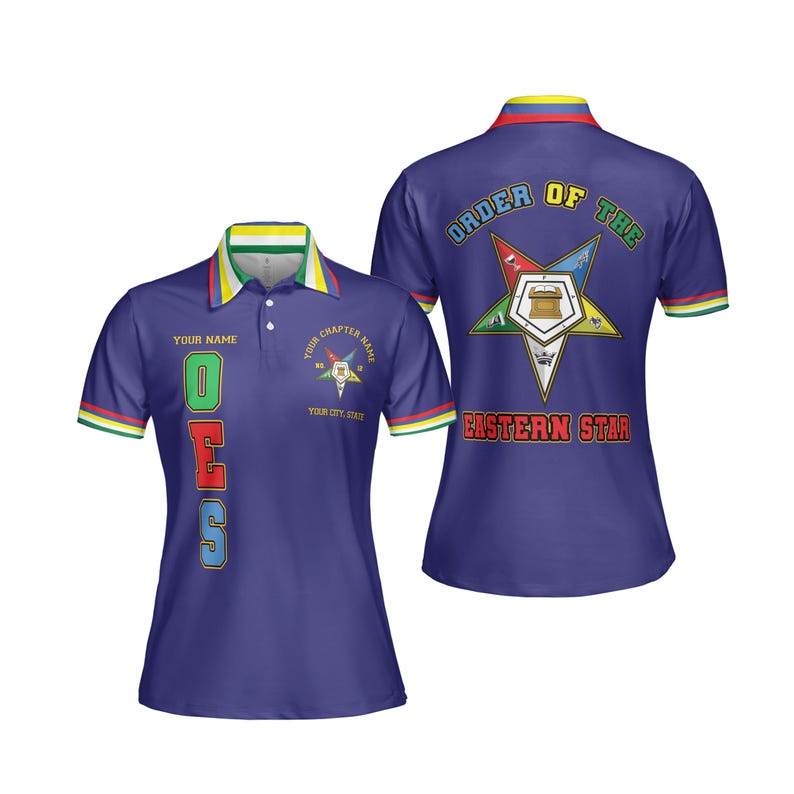 Puede incluir: Dos polos azules con la inscripci&oacute;n "Order of the Eastern Star" estampada en la espalda. La parte delantera de la camisa tiene las letras "OES" en diferentes colores. El cuello y las mangas tienen ribetes coloridos. Las camisas se muestran sobre un fondo blanco.