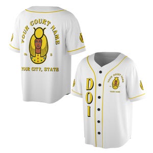Könnte beinhalten: Weißes Baseball-Trikot mit gelben Zierleisten und schwarzen Knöpfen. Das Trikot zeigt individuellen Text und Grafiken, darunter eine stilisierte Illustration und die Worte "YOUR COURT NAME" und "YOUR CITY, STATE". Das Trikot hat kurze Ärmel.