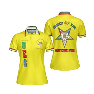 Puede incluir: Dos polos amarillos con el texto "OES" verticalmente en la parte delantera. Las camisas tienen un cuello y ribetes de manga multicolores. La parte trasera de una camisa muestra "ORDER OF THE EASTERN STAR" con un emblema de estrella.