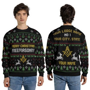 Puede incluir: Jersey navideño negro con diseños de copos de nieve, árboles y ciervos verdes, rojos y blancos. La parte delantera del jersey dice "MERRY CHRISTMAS FREEMASONRY" con símbolos masónicos. La parte trasera dice "YOUR LODGE NAME NO 1 YOUR CITY, STATE" y "YOUR NAME".