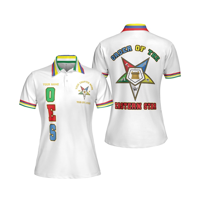 Puede incluir: Polo blanco con cuello y ribetes de manga coloridos. Presenta "OES" verticalmente en la parte delantera y "ORDER OF THE EASTERN STAR" con un emblema de estrella en la espalda. Incluye espacio para texto personalizado.
