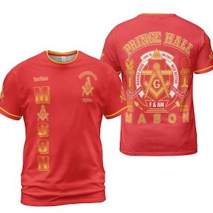 Puede incluir: Camisetas rojas con detalles amarillos. Una camiseta muestra "MASON" verticalmente y "Your Name" en la parte superior. La otra camiseta presenta "PRINCE HALL" y símbolos masónicos. Las camisetas tienen ribetes amarillos.