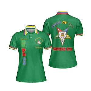 Puede incluir: Polo verde con las letras "OES" en rojo, azul y verde. La camisa tiene un cuello con rayas amarillas, rojas y azules. La parte trasera de la camisa muestra las palabras "ORDER OF THE EASTERN STAR" y un emblema de estrella.