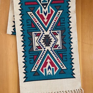 Camino de mesa de algodón estilo suroeste, diseño geométrico turquesa vibrante, decoración de comedor bohemia de 13 x 72 pulgadas, camino de mesa con estampado tribal y flecos.