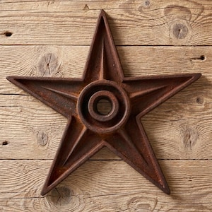 Op de afbeelding: Een set van drie keramische mokken met een gespikkelde, matte afwerking. De mokken zijn in tinten crème, lichtgrijs en donkergrijs. Elke mok heeft een eenvoudig, minimalistisch ontwerp, perfect voor koffie of thee.