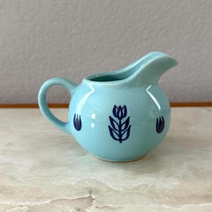 Lattiera in ceramica vintage Blue Tulip – Stile Mid-Century Ball