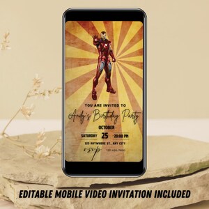 Puede incluir: Un tel&eacute;fono inteligente muestra una invitaci&oacute;n para la fiesta de cumplea&ntilde;os de Andy. La invitaci&oacute;n presenta una ilustraci&oacute;n de Iron Man sobre un fondo retro. El texto incluye los detalles de la fiesta: fecha, hora y lugar. En la parte inferior: EDITABLE MOBILE VIDEO INVITATION INCLUDED.