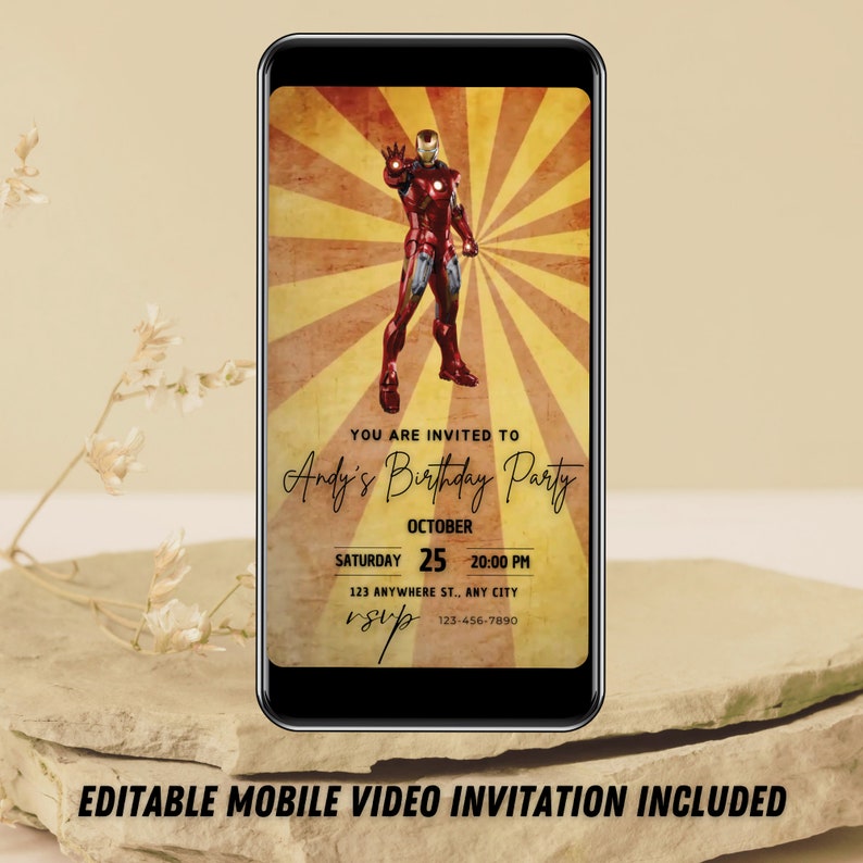Puede incluir: Un tel&eacute;fono inteligente muestra una invitaci&oacute;n para la fiesta de cumplea&ntilde;os de Andy. La invitaci&oacute;n presenta una ilustraci&oacute;n de Iron Man sobre un fondo retro. El texto incluye los detalles de la fiesta: fecha, hora y lugar. En la parte inferior: EDITABLE MOBILE VIDEO INVITATION INCLUDED.