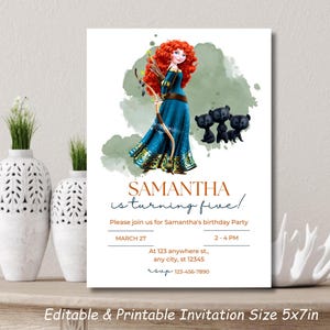 Op de afbeelding: Een afdrukbare 5x7 inch verjaardagsuitnodiging met een cartoon illustratie van een meisje met rood haar en een blauwe jurk, met een boog en pijl. De uitnodiging bevat de tekst "Samantha wordt vijf!" en feestdetails.