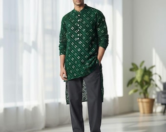 Kurta verde oscuro bordada en la parte delantera, corta y larga en la espalda para hombre