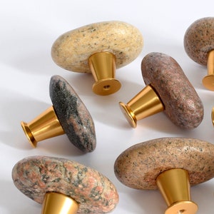 Pull knobs for kitchen cabinets, handles and hinges, cabinet drawer pulls, beach stone knobs for kitchen. Sea stone cabinet handles and pulls. Rock door knobs for dressers. Sea stone door handles set. Pebble door handles for kitchen cabinets.