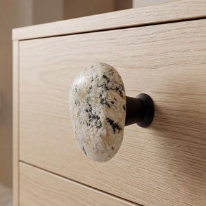 Poignée de cuisine en pierre de mer naturelle. Poignée en pierre de mer pour tiroir ou portes avec galets de plage.