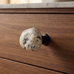Griffe und Griffe aus Strandstein. Küchengriffe für Kommoden, Schränke und Schränke. Rockige Türknäufe für Kommoden. Türgriffe Set aus Seestein
