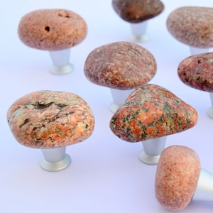 Puede incluir: Un conjunto de 11 pomos de piedra con bases plateadas. Los pomos están hechos de piedra natural con una variedad de colores y patrones. Son perfectos para agregar un toque único a cualquier decoración del hogar.