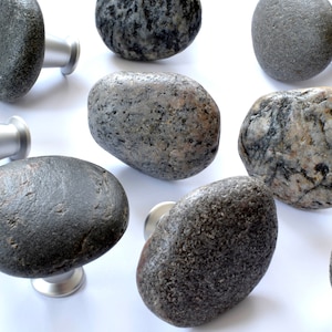 Knoppar och handtag i strandsten. Kökshandtag för byråer, skåp och skåp. Dörrknoppar i sten för byråer. Set med dörrhandtag i strandsten.