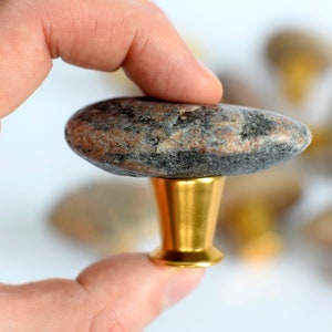 Pull knobs for kitchen cabinets, handles and hinges, cabinet drawer pulls, beach stone knobs for kitchen. Sea stone cabinet handles and pulls. Rock door knobs for dressers. Sea stone door handles set. Pebble door handles for kitchen cabinets.