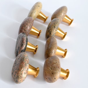 Pull knobs for kitchen cabinets, handles and hinges, cabinet drawer pulls, beach stone knobs for kitchen. Sea stone cabinet handles and pulls. Rock door knobs for dressers. Sea stone door handles set. Pebble door handles for kitchen cabinets.