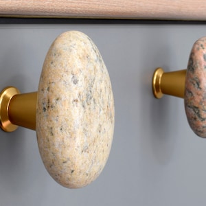 Pull knobs for kitchen cabinets, handles and hinges, cabinet drawer pulls, beach stone knobs for kitchen. Sea stone cabinet handles and pulls. Rock door knobs for dressers. Sea stone door handles set. Pebble door handles for kitchen cabinets.