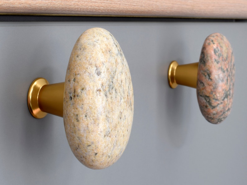 Pull knobs for kitchen cabinets, handles and hinges, cabinet drawer pulls, beach stone knobs for kitchen. Sea stone cabinet handles and pulls. Rock door knobs for dressers. Sea stone door handles set. Pebble door handles for kitchen cabinets.