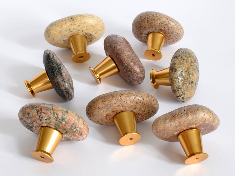 Pull knobs for kitchen cabinets, handles and hinges, cabinet drawer pulls, beach stone knobs for kitchen. Sea stone cabinet handles and pulls. Rock door knobs for dressers. Sea stone door handles set. Pebble door handles for kitchen cabinets.