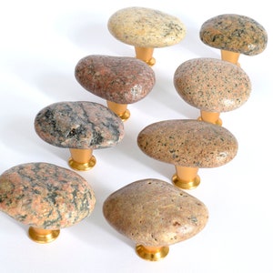 Pull knobs for kitchen cabinets, handles and hinges, cabinet drawer pulls, beach stone knobs for kitchen. Sea stone cabinet handles and pulls. Rock door knobs for dressers. Sea stone door handles set. Pebble door handles for kitchen cabinets.