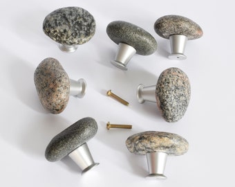 Maniglie e pomelli in pietra da spiaggia. Maniglie da cucina per cassettiere, credenze e armadietti. Pomelli per porte Rock per cassettiere. Set maniglie per porte in pietra marina