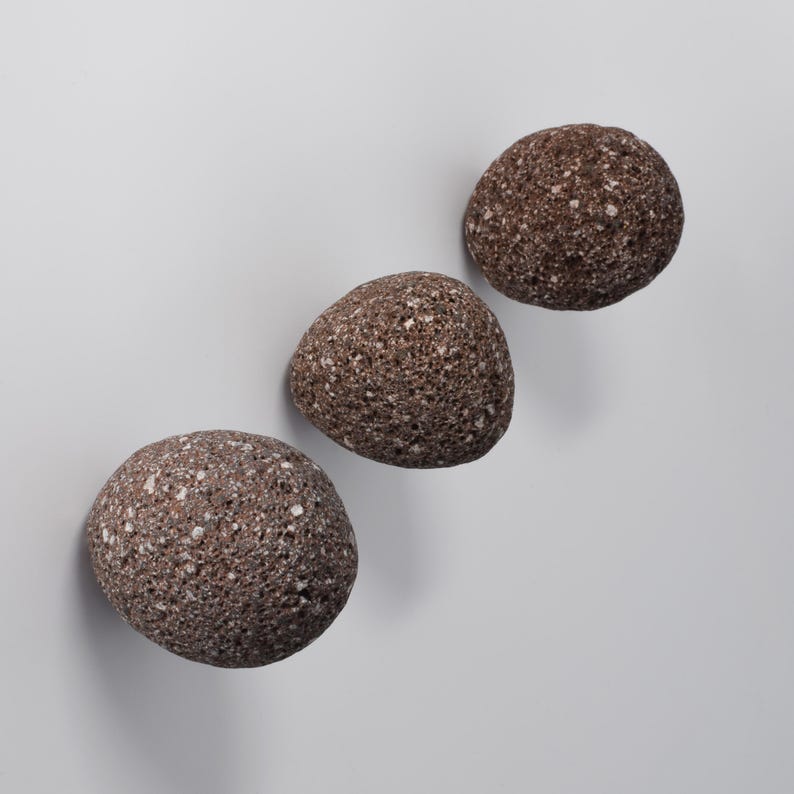 A stylish bathroom display featuring a white stone round hook used as a towel holder. The deep-drilled stone and secure brass fitting allow for easy installation, while the sleek design of the hook brings a natural touch to the bathroom. Perfect for those looking to add a modern, minimalist vibe with the beauty of natural materials