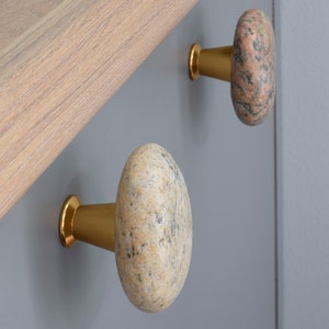 Pull knobs for kitchen cabinets, handles and hinges, cabinet drawer pulls, beach stone knobs for kitchen. Sea stone cabinet handles and pulls. Rock door knobs for dressers. Sea stone door handles set. Pebble door handles for kitchen cabinets.