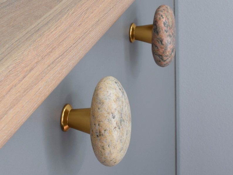 Pull knobs for kitchen cabinets, handles and hinges, cabinet drawer pulls, beach stone knobs for kitchen. Sea stone cabinet handles and pulls. Rock door knobs for dressers. Sea stone door handles set. Pebble door handles for kitchen cabinets.