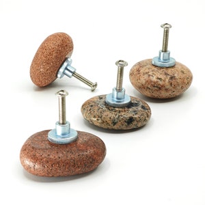 以下が含まれることがあります： 金属製のネジが付いた石製のノブが4つ。ノブは茶色の異なる色合いで、ざらざらとした自然な質感です。