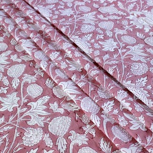 Tissu en coton à imprimé moghol : robe rose à fleurs