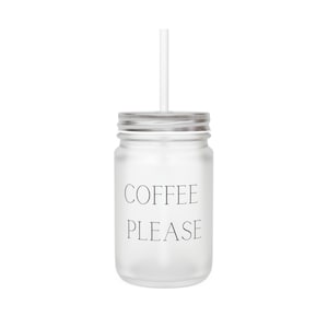 Könnte beinhalten: Ein mattes Glas-Einmachglas mit silbernem Deckel und einem Strohhalm. Auf dem Glas steht der Text "COFFEE PLEASE".