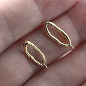 Peut inclure: Une paire de boucles d'oreilles en or à la forme ovale irrégulière.