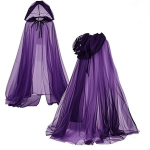 Puede incluir: Una capa con capucha de color morado que llega hasta el suelo, confeccionada en tela transparente y ligera. La prenda presenta una capucha profunda con lazos de cinta a juego en el cuello y una silueta amplia que cae en pliegues suaves.