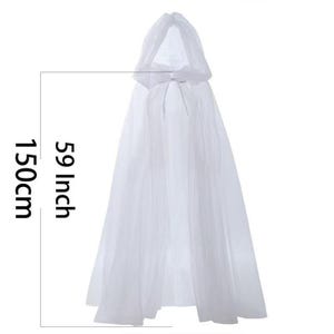 Puede incluir: Una capa blanca transparente con capucha y cierre de lazo en el cuello. Un gr&aacute;fico de medidas indica una longitud de 150 cm, equivalente a 59 pulgadas. La prenda est&aacute; confeccionada con un tejido ligero y transl&uacute;cido que llega al suelo.