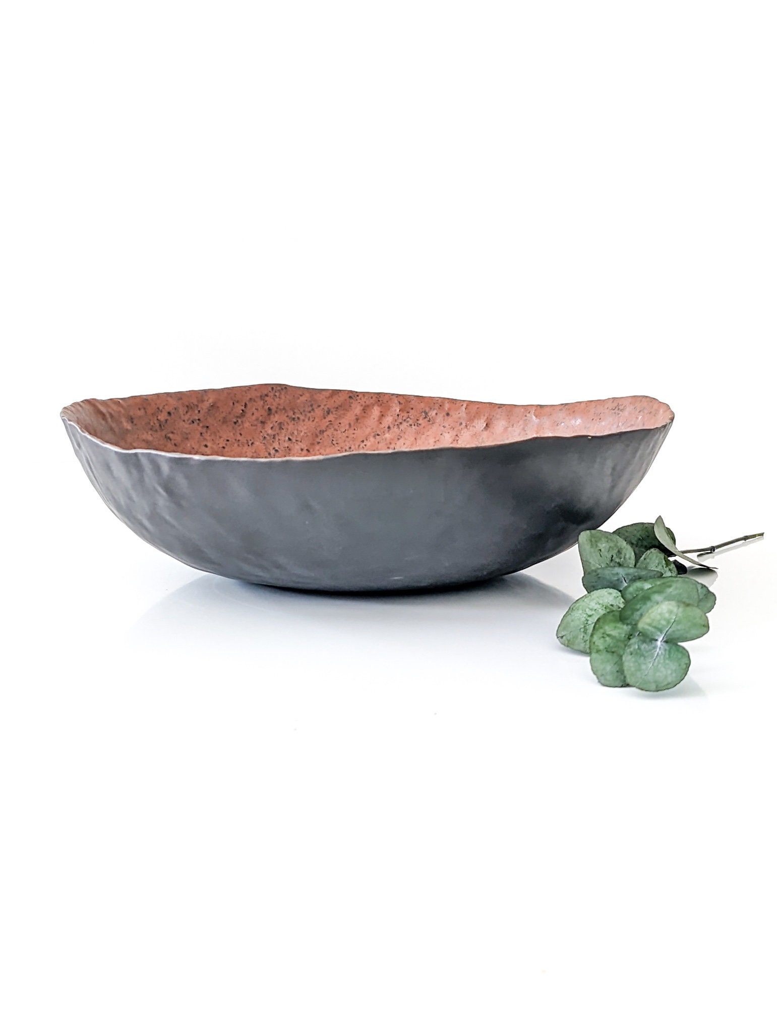 "Bol en céramique : charme et fonctionnalité" (Ceramic Bowl : Charm and Functionality) or "Bol céramique : un design timeless" (Ceramic Bowl : A Timeless Design) could be alternative titles for a French blog post about a ceramic bowl.