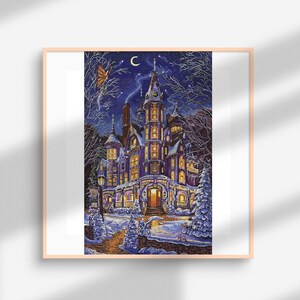 Puede incluir: Una pintura de una casa grande, ornamentada, de color púrpura con una luna creciente en el cielo. La casa tiene muchas ventanas y está iluminada con luces amarillas cálidas. Hay árboles y nieve en el suelo.