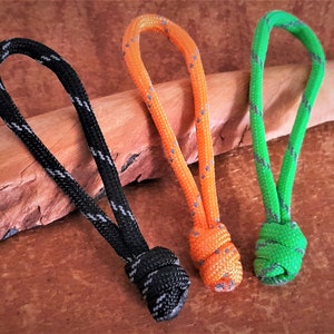 Set of 4 zipper pulls - paracord knots - keychains - accessory for bags and clothing Neon-Grün reflekt.