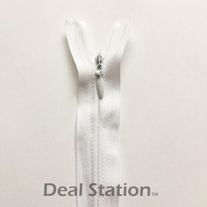 K&ouml;nnte beinhalten: Ein wei&szlig;er, unsichtbarer Rei&szlig;verschluss mit silbernem Metallschieber. Der Rei&szlig;verschluss ist ge&ouml;ffnet und zeigt die Z&auml;hne und das Stoffband. Der Text "Deal Station" ist unten im Bild aufgedruckt.