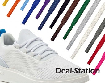 Könnte beinhalten: Weißer Sportschuh mit weißen Schnürsenkeln. Eine Auswahl an farbigen Schnürsenkeln wird über dem Schuh angezeigt, darunter gelb, orange, blau, lila, schwarz, braun, grün, grau, rot und pink. Der Text "Deal-Station" ist sichtbar.