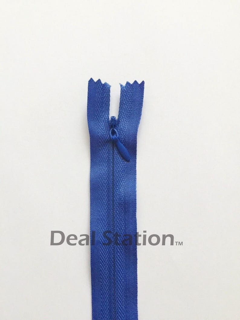 K&ouml;nnte beinhalten: Blauer Rei&szlig;verschluss mit geschlossenem Rei&szlig;verschluss. Der Rei&szlig;verschluss hat einen leuchtenden Blauton und eine strukturierte Optik. Der Text "Deal Station" ist auf dem Rei&szlig;verschluss aufgedruckt.