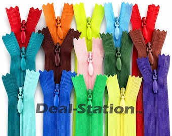 Könnte beinhalten: Eine Sammlung von Nylon-Reißverschlüssen in verschiedenen Farben wie Rot, Orange, Gelb, Blau, Grün, Braun, Pink und Lila. Jeder Reißverschluss hat einen passenden Schiebergriff und einen Metallschieber. Der Text Deal-Station ist oben und unten sichtbar.