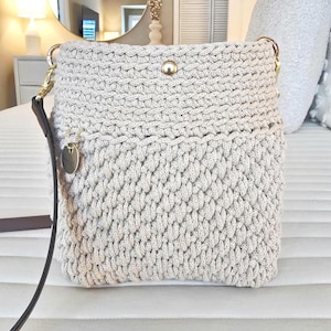 Bolso bandolera de crochet / Bolso bohemio / Monedero de crochet / Bolsos de mujer / Regalos de crochet / Monedero beige neutro / Correa de cuero / Base de cuero