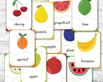 Puede incluir: Flashcards con ilustraciones coloridas de varias frutas, incluyendo una cereza, un pomelo, una lima, un pomelo, un albaricoque, una ciruela, un plátano, una manzana, una granada y una sandía. Cada tarjeta tiene el nombre de la fruta escrito debajo de la imagen.